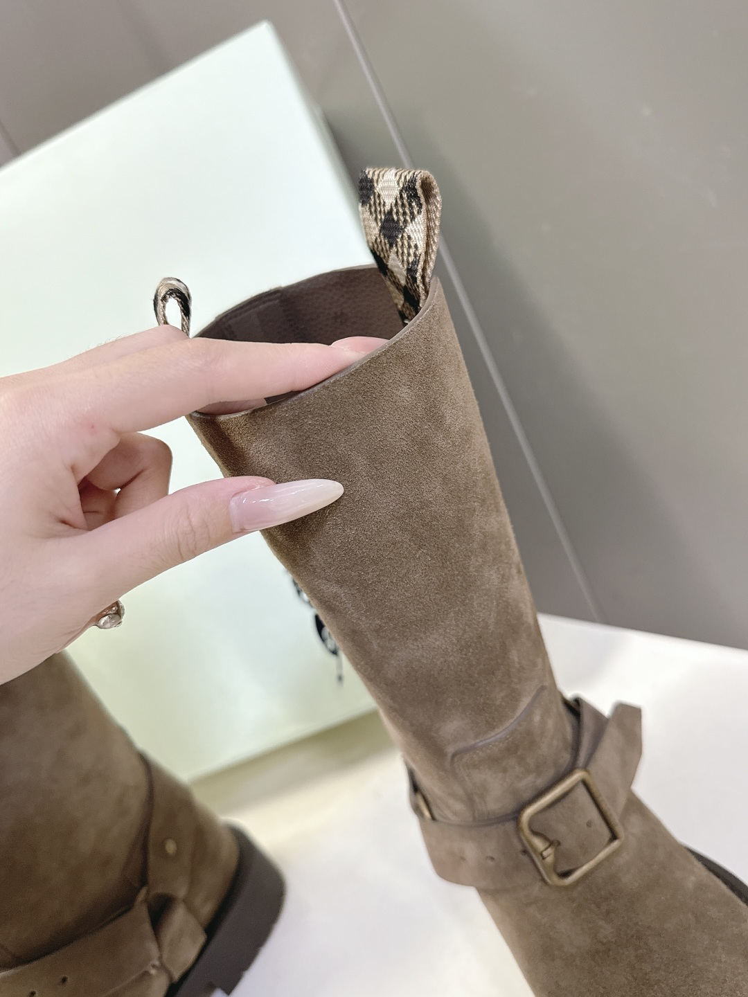 Burberry 博柏利秋冬最新款老钱风一脚蹬长靴 超多明星时尚博主种草 巴宝莉家靴子的设计风格通常以经