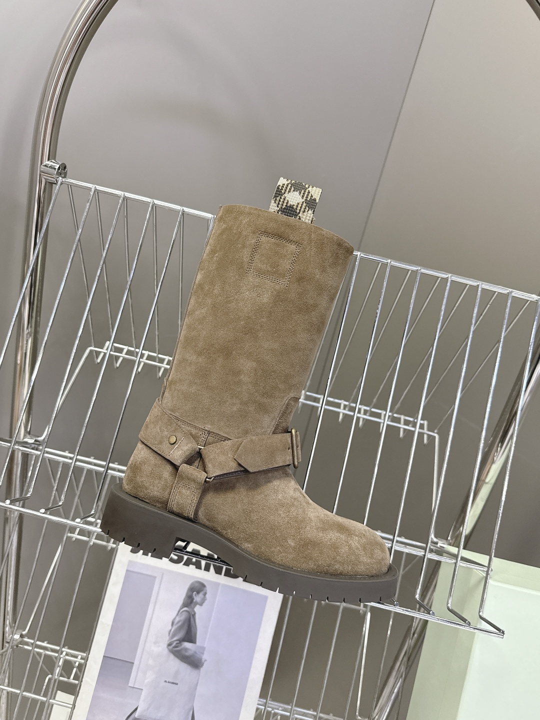 Burberry 博柏利秋冬最新款老钱风一脚蹬长靴 超多明星时尚博主种草 巴宝莉家靴子的设计风格通常以经