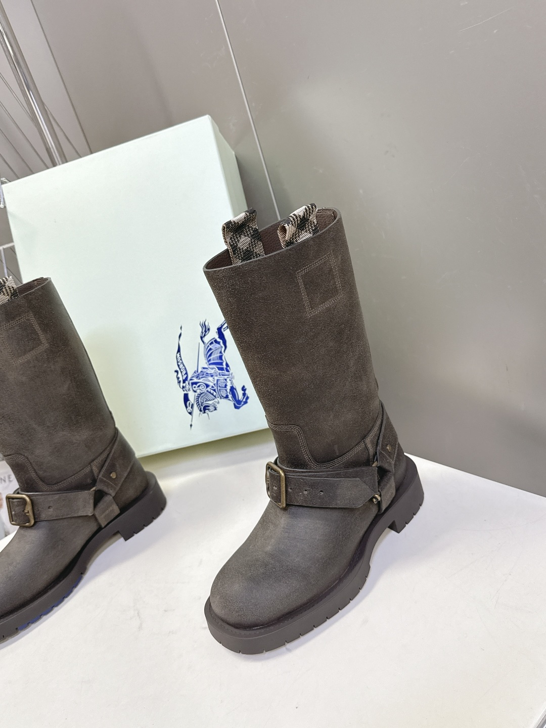 Burberry 博柏利秋冬最新款老钱风一脚蹬长靴 超多明星时尚博主种草 巴宝莉家靴子的设计风格通常以经