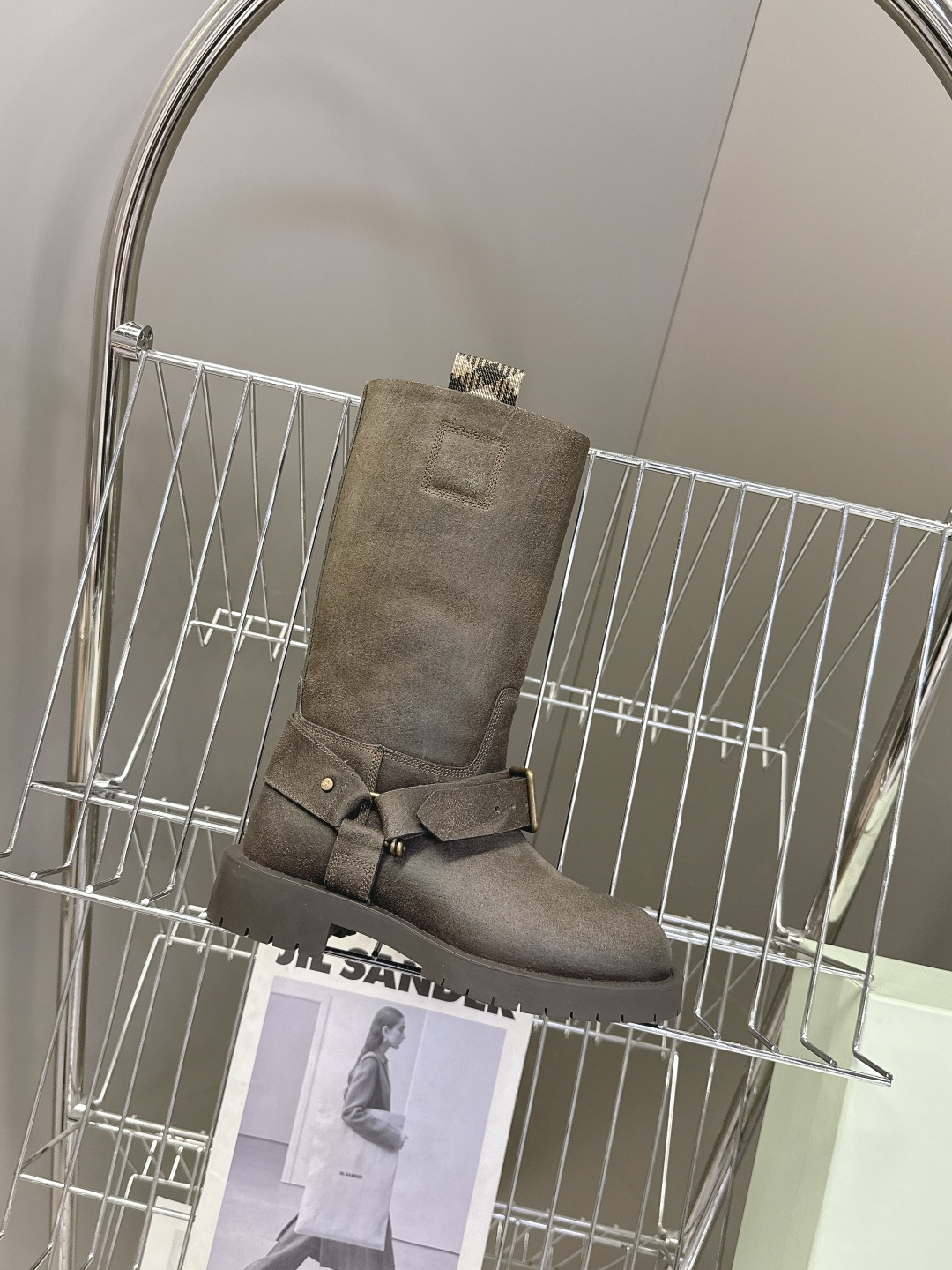 Burberry 博柏利秋冬最新款老钱风一脚蹬长靴 超多明星时尚博主种草 巴宝莉家靴子的设计风格通常以经