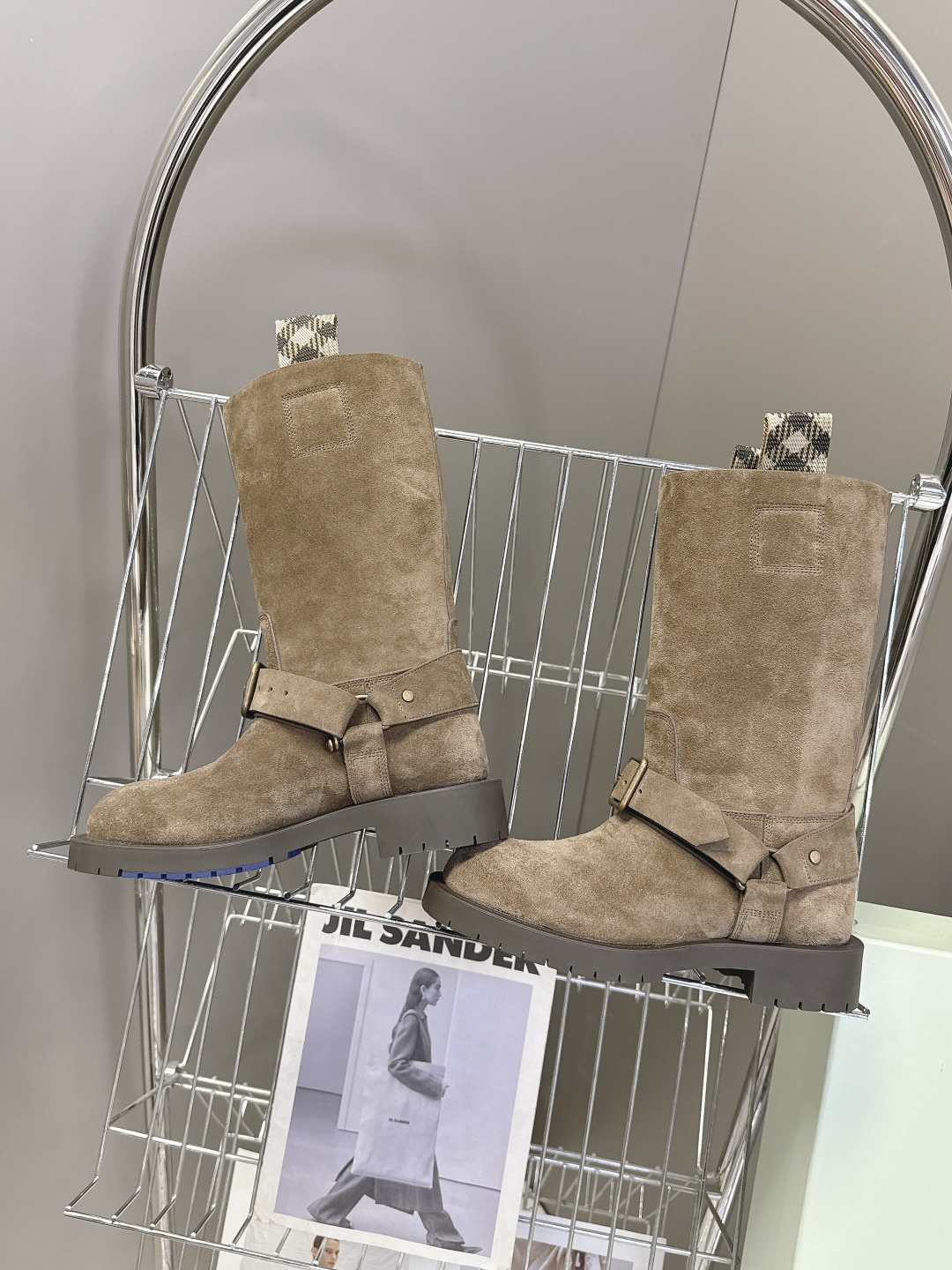 Burberry 博柏利秋冬最新款老钱风一脚蹬长靴 超多明星时尚博主种草 巴宝莉家靴子的设计风格通常以经