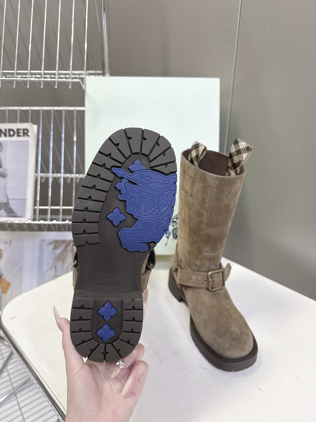 Burberry 博柏利秋冬最新款老钱风一脚蹬长靴 超多明星时尚博主种草 巴宝莉家靴子的设计风格通常以经