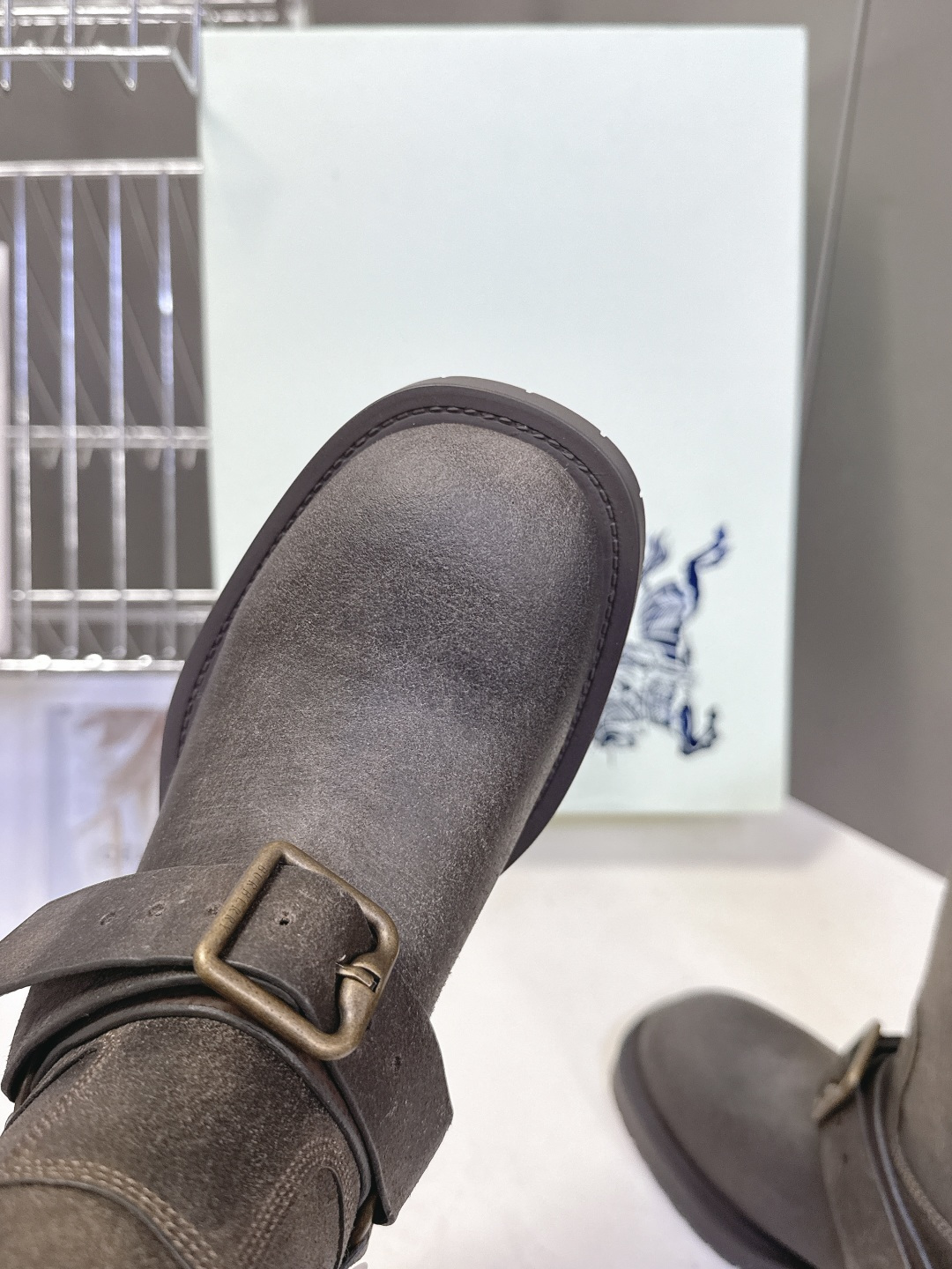 Burberry 博柏利秋冬最新款老钱风一脚蹬长靴 超多明星时尚博主种草 巴宝莉家靴子的设计风格通常以经