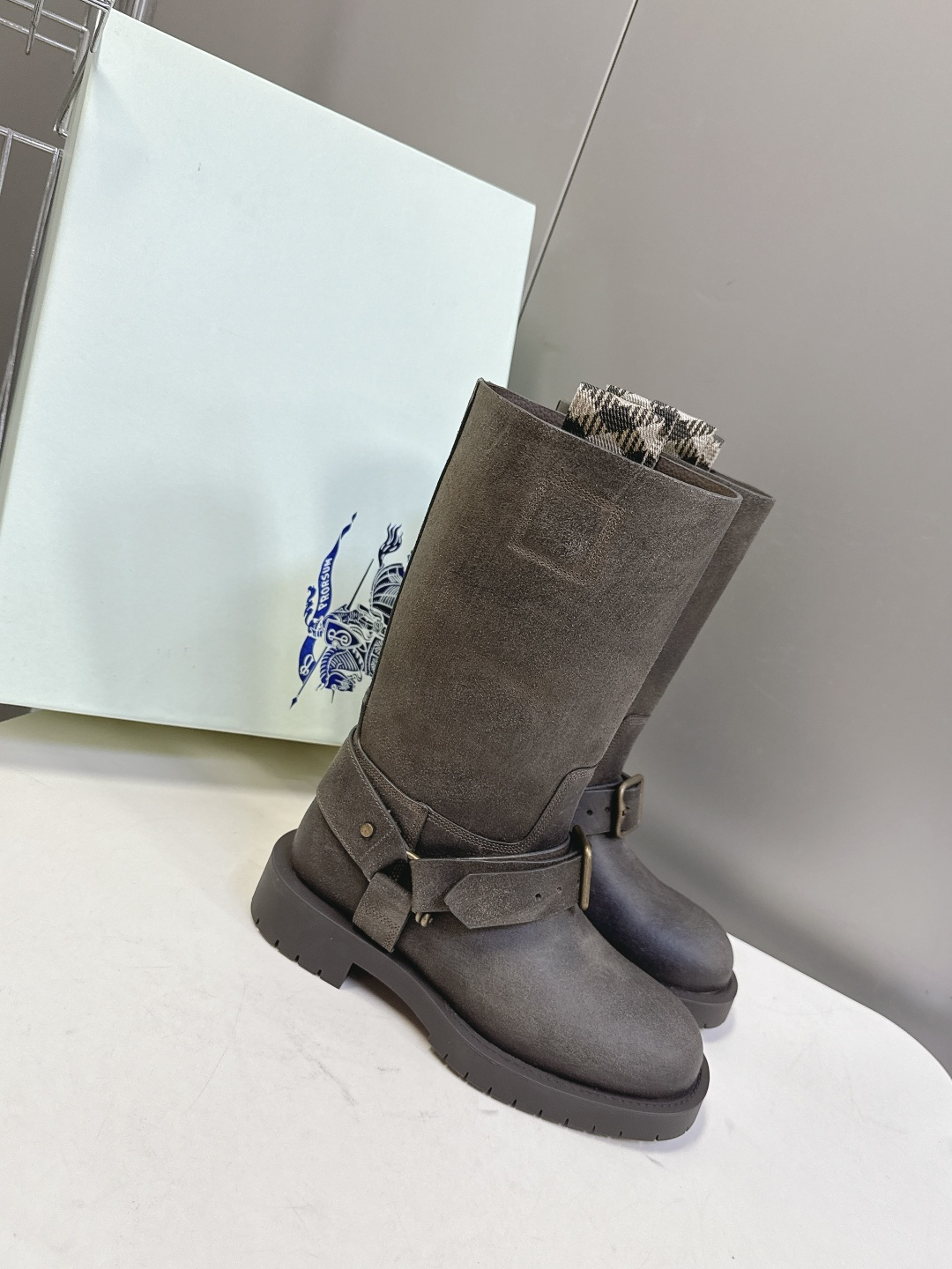 Burberry 博柏利秋冬最新款老钱风一脚蹬长靴 超多明星时尚博主种草 巴宝莉家靴子的设计风格通常以经