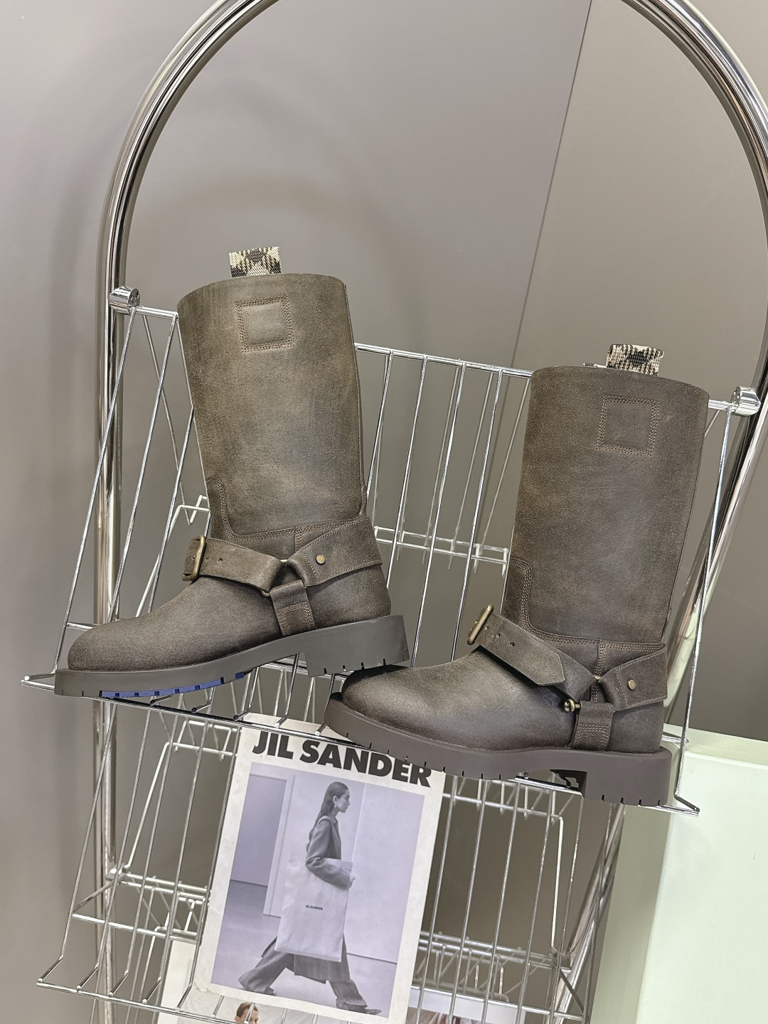 Burberry 博柏利秋冬最新款老钱风一脚蹬长靴 超多明星时尚博主种草 巴宝莉家靴子的设计风格通常以经