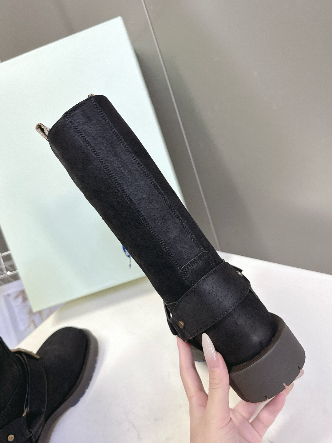 Burberry 博柏利秋冬最新款老钱风一脚蹬长靴 超多明星时尚博主种草 巴宝莉家靴子的设计风格通常以经