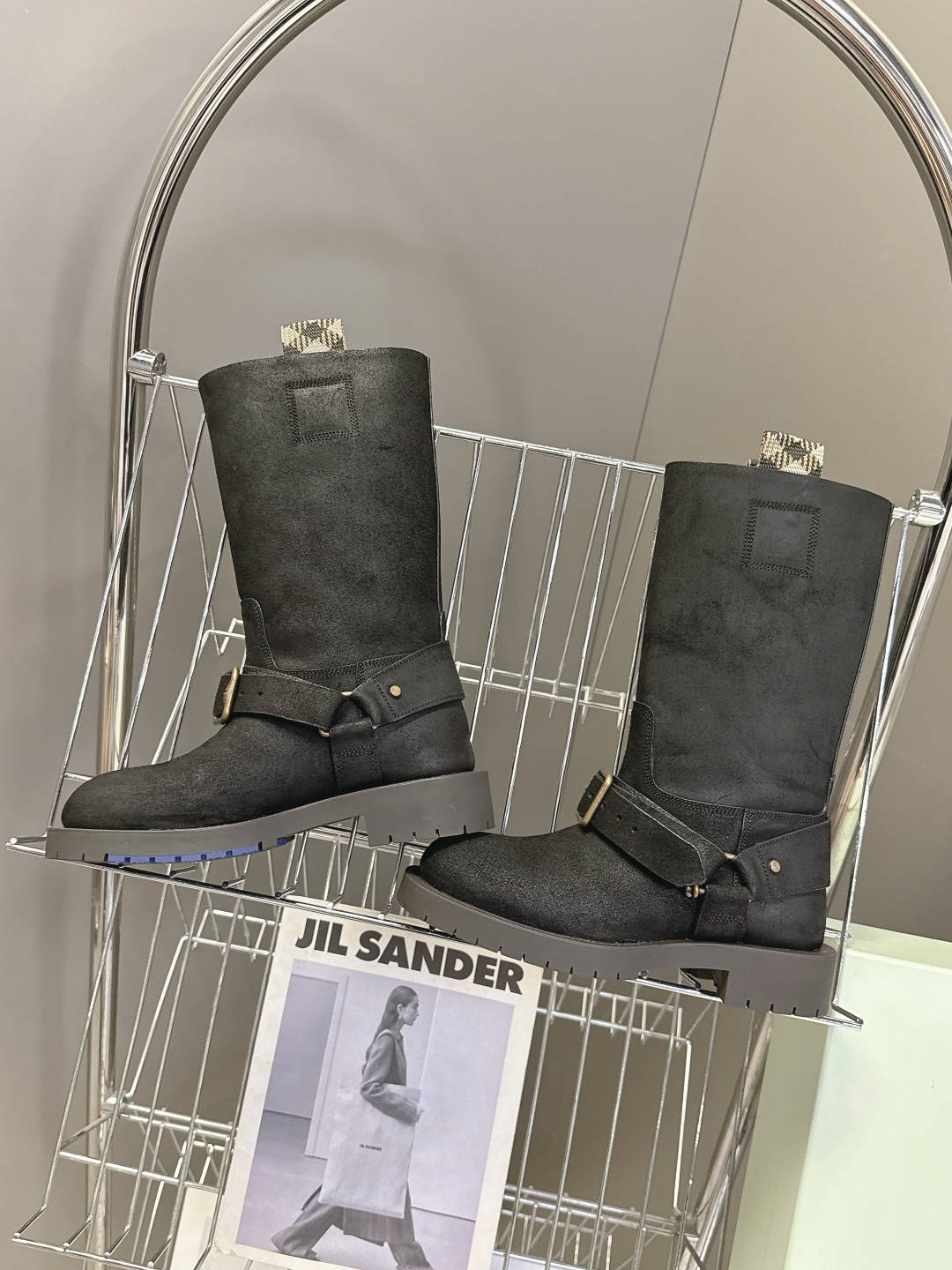 Burberry 博柏利秋冬最新款老钱风一脚蹬长靴 超多明星时尚博主种草 巴宝莉家靴子的设计风格通常以经