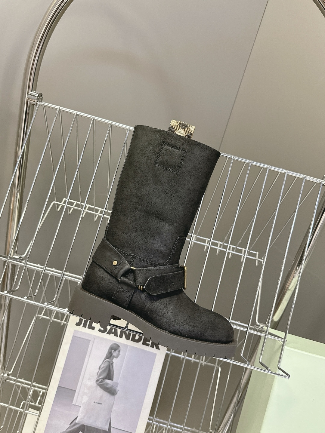 Burberry 博柏利秋冬最新款老钱风一脚蹬长靴 超多明星时尚博主种草 巴宝莉家靴子的设计风格通常以经