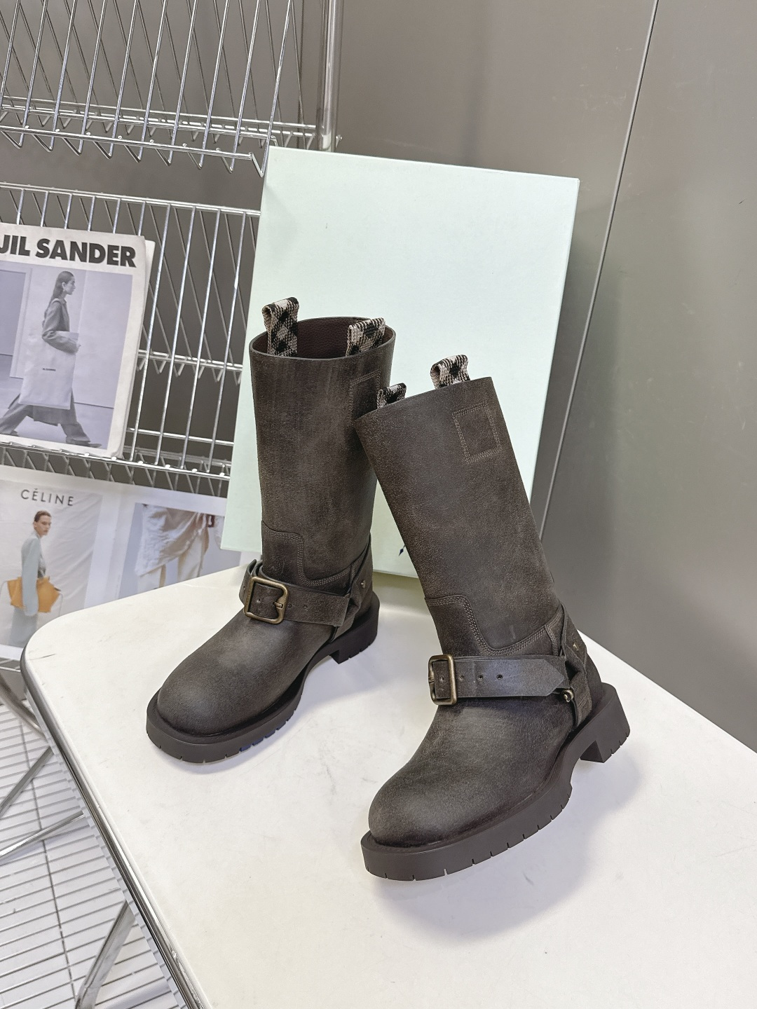 Burberry 博柏利秋冬最新款老钱风一脚蹬长靴 超多明星时尚博主种草 巴宝莉家靴子的设计风格通常以经