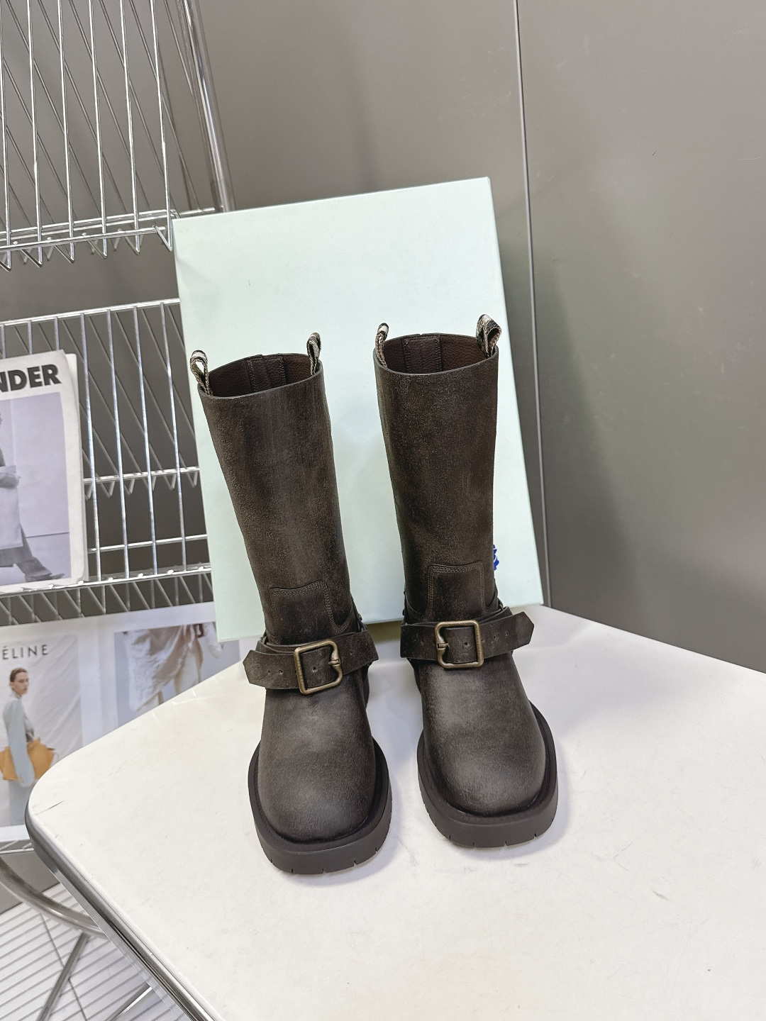 Burberry 博柏利秋冬最新款老钱风一脚蹬长靴 超多明星时尚博主种草 巴宝莉家靴子的设计风格通常以经