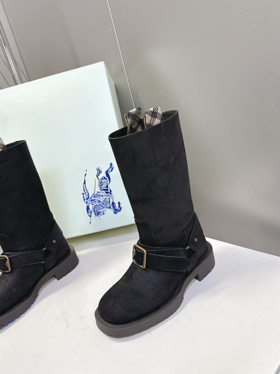 Burberry 博柏利秋冬最新款老钱风一脚蹬长靴 超多明星时尚博主种草 巴宝莉家靴子的设计风格通常以经