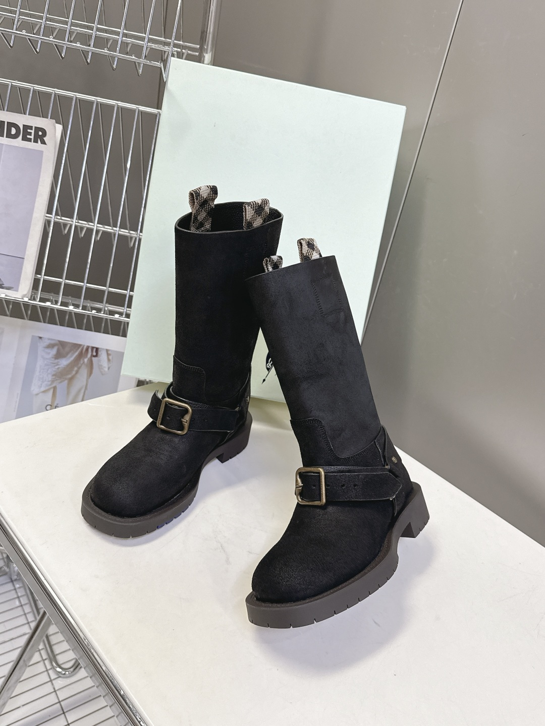 Burberry 博柏利秋冬最新款老钱风一脚蹬长靴 超多明星时尚博主种草 巴宝莉家靴子的设计风格通常以经