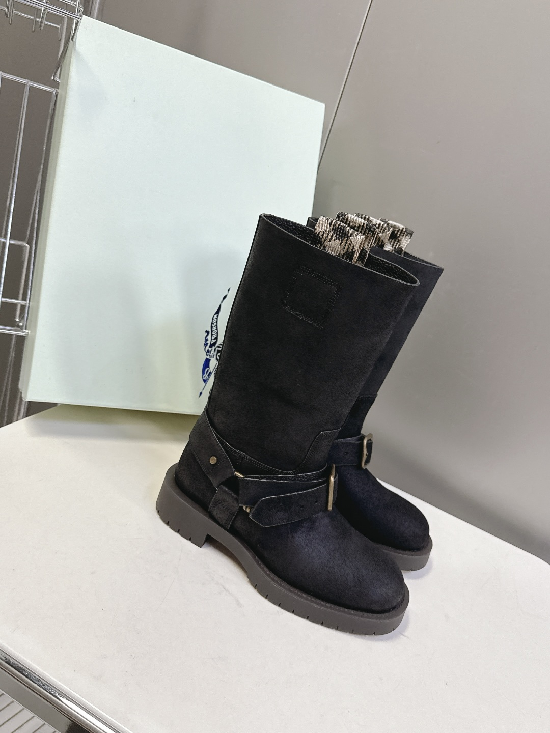 Burberry 博柏利秋冬最新款老钱风一脚蹬长靴 超多明星时尚博主种草 巴宝莉家靴子的设计风格通常以经