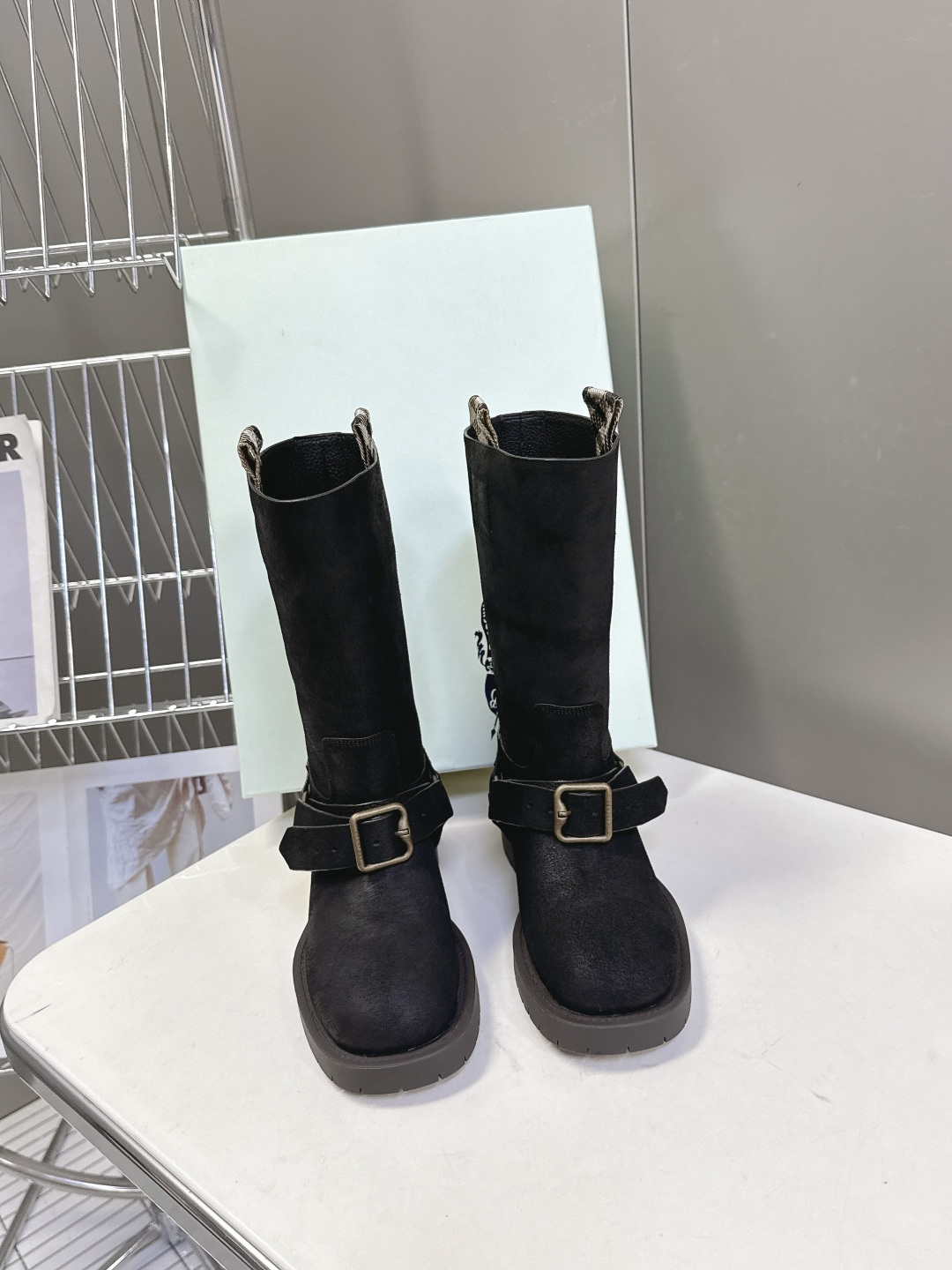 Burberry 博柏利秋冬最新款老钱风一脚蹬长靴 超多明星时尚博主种草 巴宝莉家靴子的设计风格通常以经