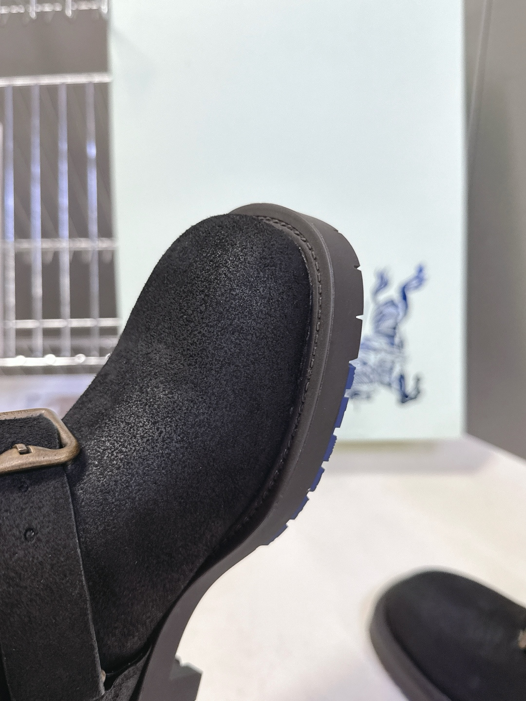 Burberry 博柏利秋冬最新款老钱风一脚蹬长靴 超多明星时尚博主种草 巴宝莉家靴子的设计风格通常以经