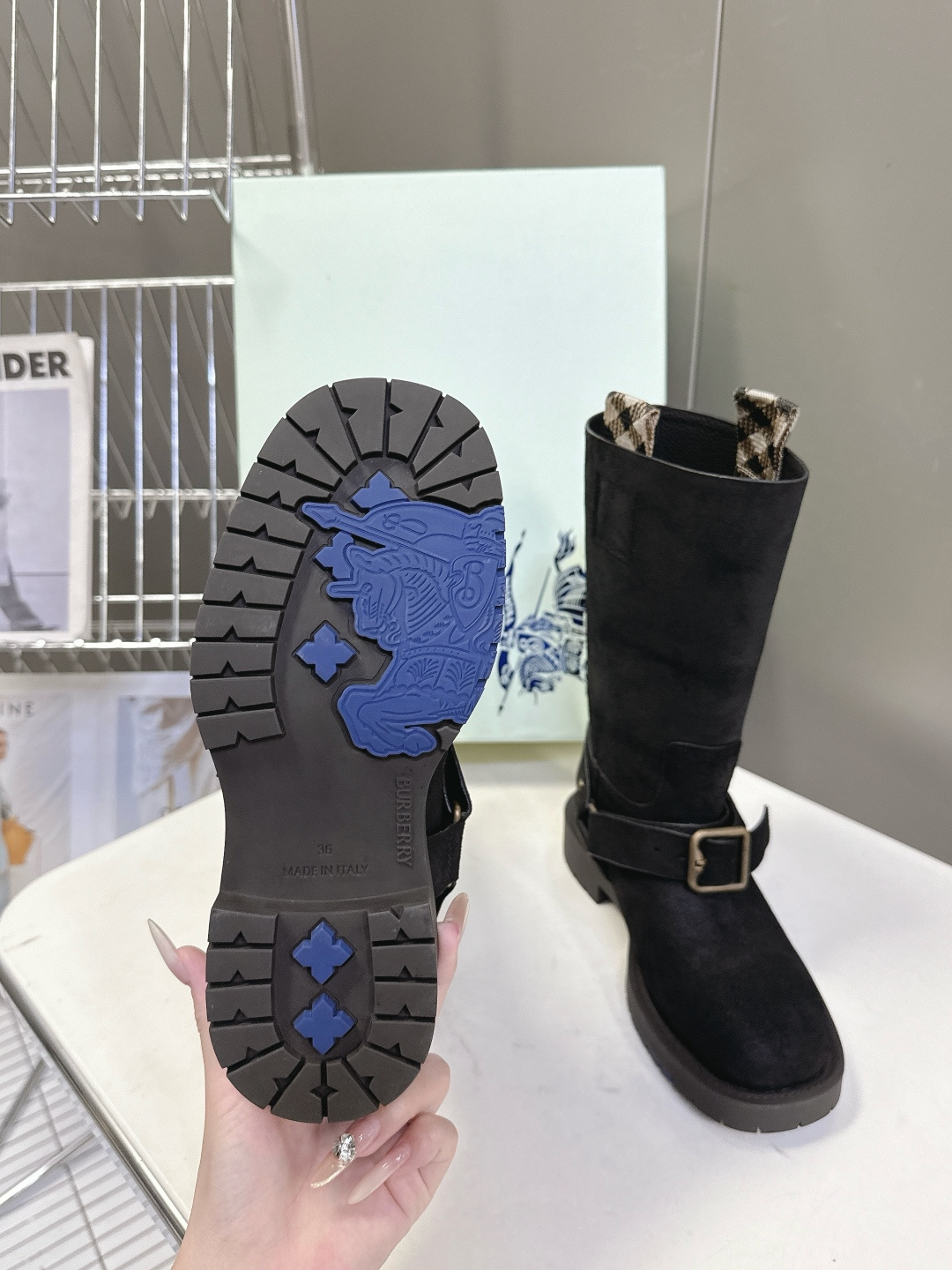 Burberry 博柏利秋冬最新款老钱风一脚蹬长靴 超多明星时尚博主种草 巴宝莉家靴子的设计风格通常以经