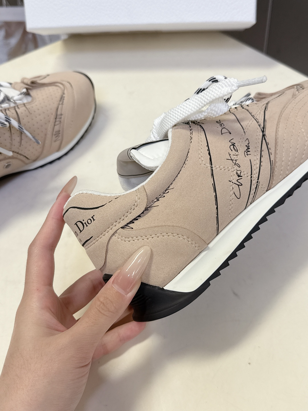 Dior迪奥最新走秀款涂鸦素描德训鞋 阿甘鞋 运动鞋太古汇RMB9000购入开发 这双鞋改变了之前印象中