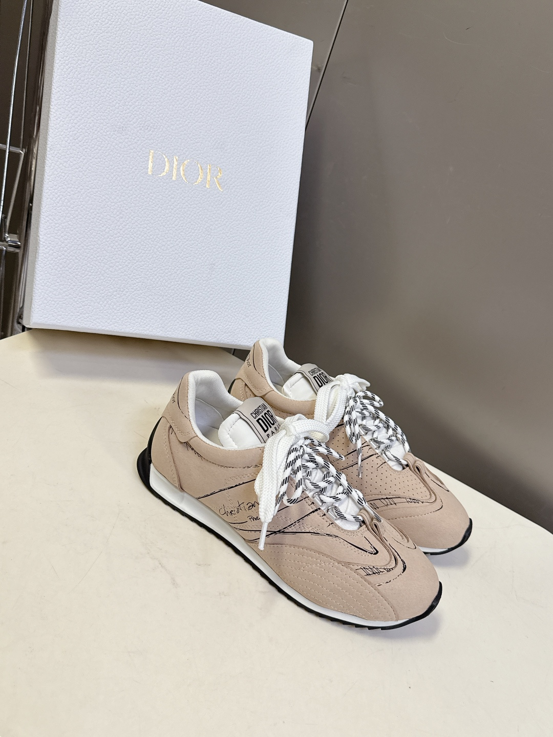 Dior迪奥最新走秀款涂鸦素描德训鞋 阿甘鞋 运动鞋太古汇RMB9000购入开发 这双鞋改变了之前印象中