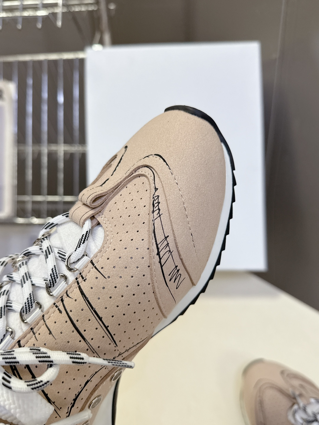 Dior迪奥最新走秀款涂鸦素描德训鞋 阿甘鞋 运动鞋太古汇RMB9000购入开发 这双鞋改变了之前印象中