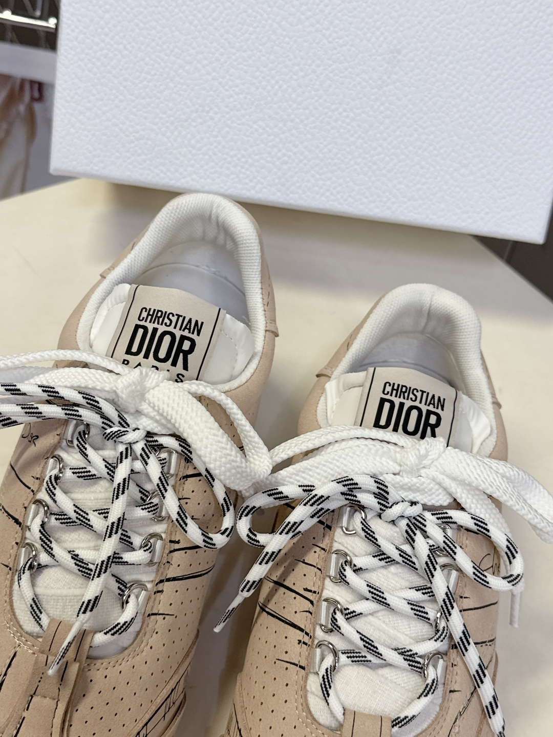 Dior迪奥最新走秀款涂鸦素描德训鞋 阿甘鞋 运动鞋太古汇RMB9000购入开发 这双鞋改变了之前印象中