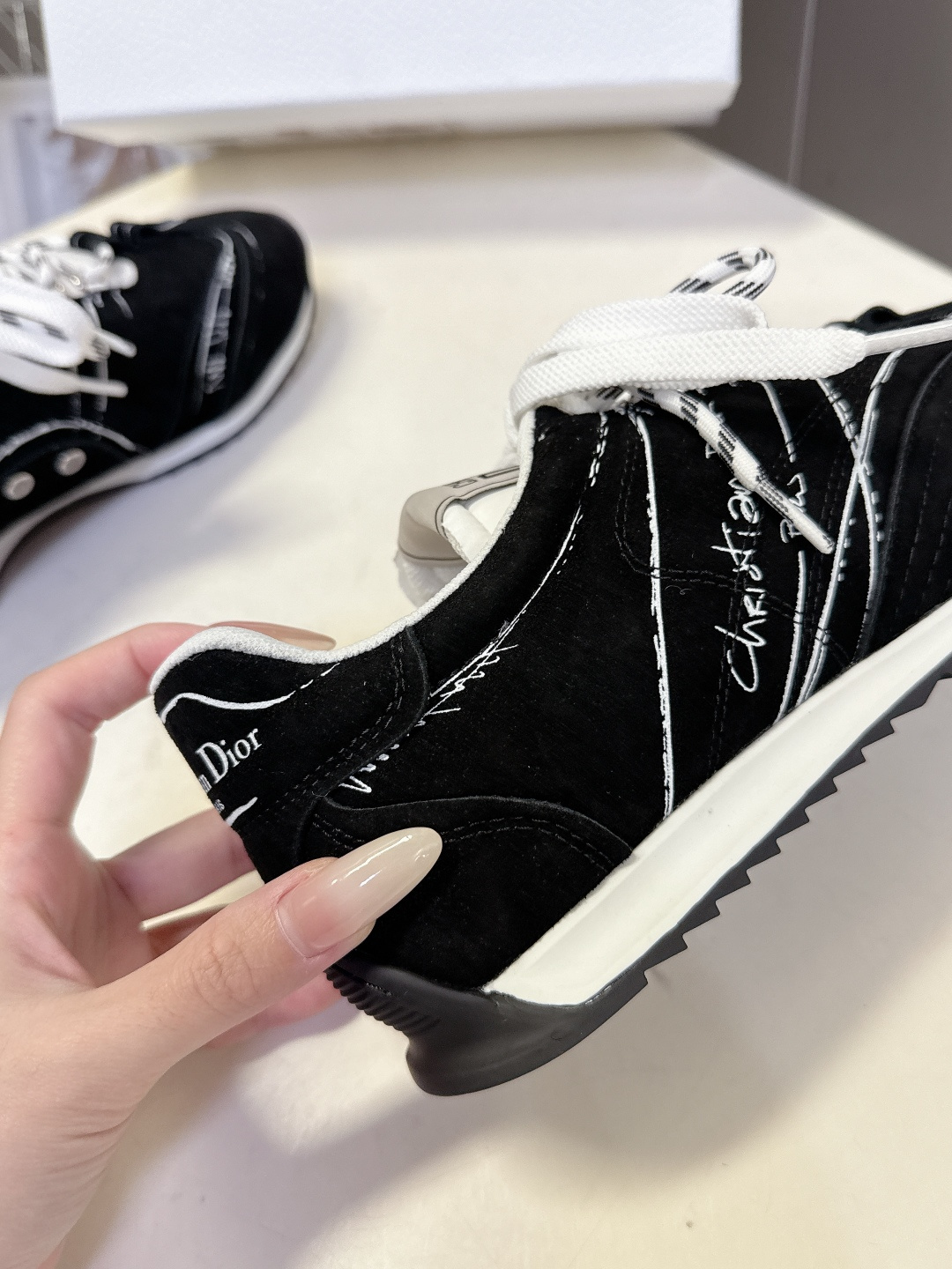 Dior迪奥最新走秀款涂鸦素描德训鞋 阿甘鞋 运动鞋太古汇RMB9000购入开发 这双鞋改变了之前印象中