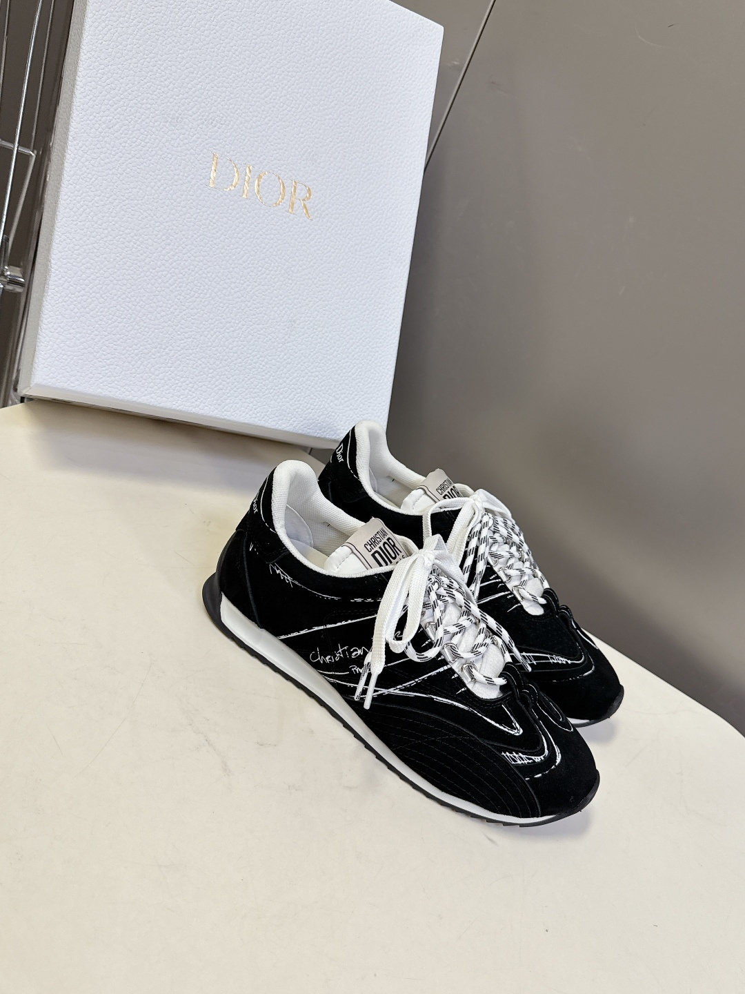 Dior迪奥最新走秀款涂鸦素描德训鞋 阿甘鞋 运动鞋太古汇RMB9000购入开发 这双鞋改变了之前印象中