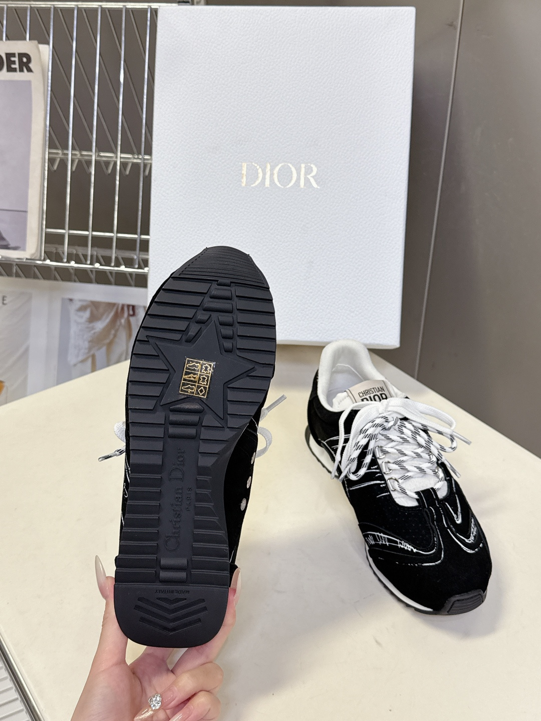 Dior迪奥最新走秀款涂鸦素描德训鞋 阿甘鞋 运动鞋太古汇RMB9000购入开发 这双鞋改变了之前印象中