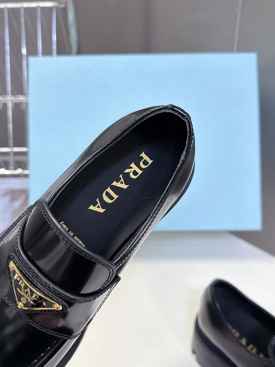 PRADA 普拉达最新款三角标厚底 乐福鞋皮鞋超多明星网红种草 绝对是今年的大爆款贼好看 简约的鞋面设计