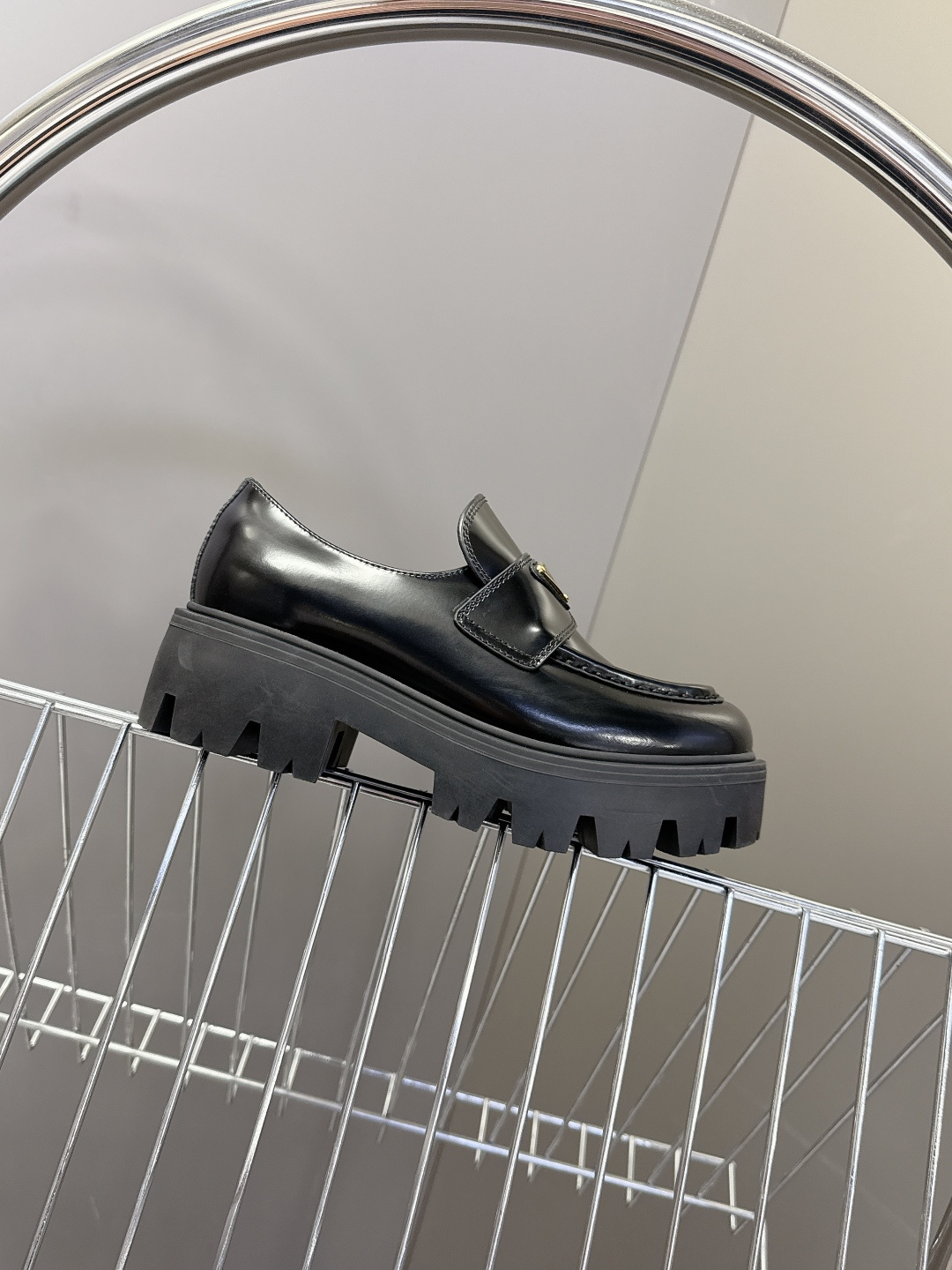 PRADA 普拉达最新款三角标厚底 乐福鞋皮鞋超多明星网红种草 绝对是今年的大爆款贼好看 简约的鞋面设计