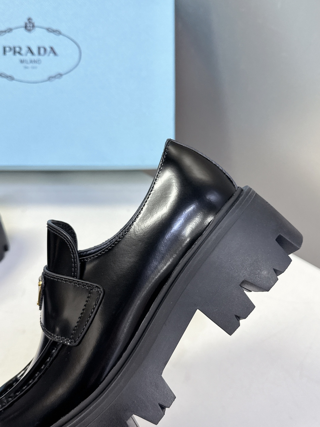 PRADA 普拉达最新款三角标厚底 乐福鞋皮鞋超多明星网红种草 绝对是今年的大爆款贼好看 简约的鞋面设计