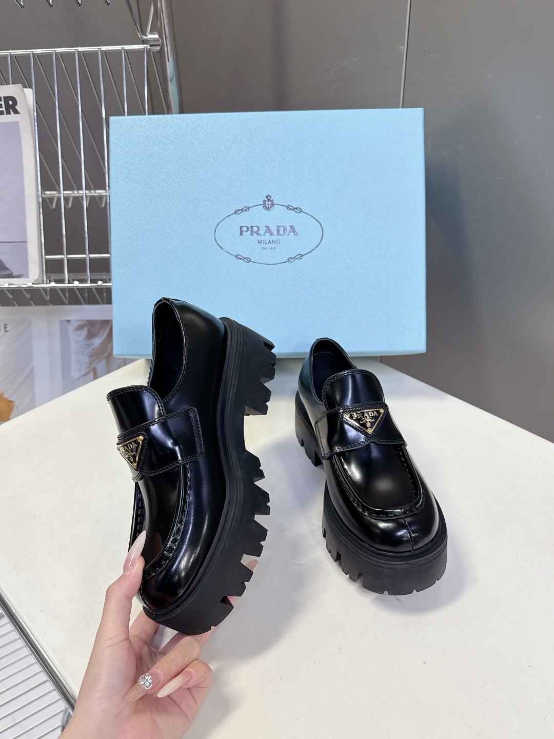 PRADA 普拉达最新款三角标厚底 乐福鞋皮鞋超多明星网红种草 绝对是今年的大爆款贼好看 简约的鞋面设计