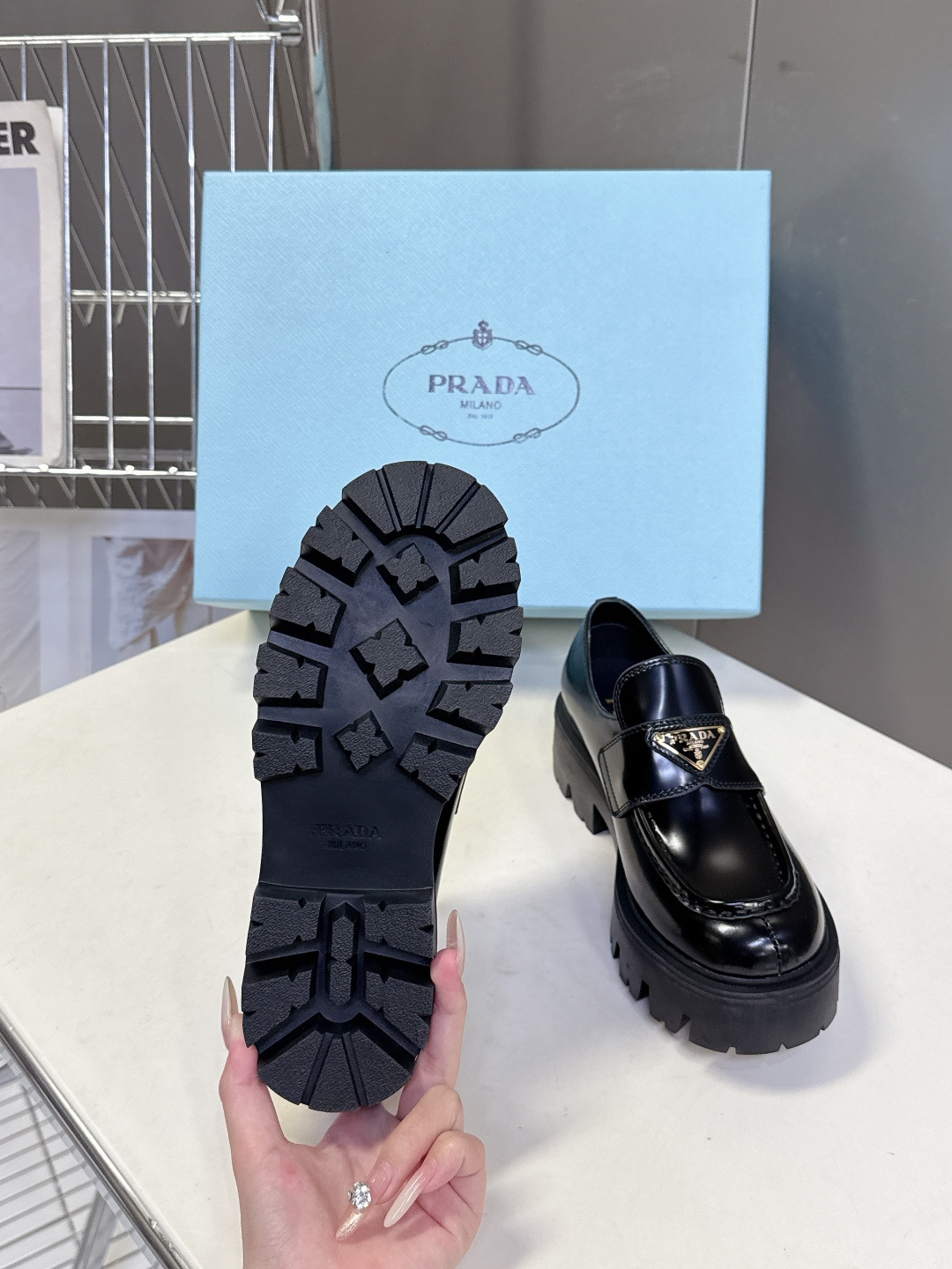PRADA 普拉达最新款三角标厚底 乐福鞋皮鞋超多明星网红种草 绝对是今年的大爆款贼好看 简约的鞋面设计