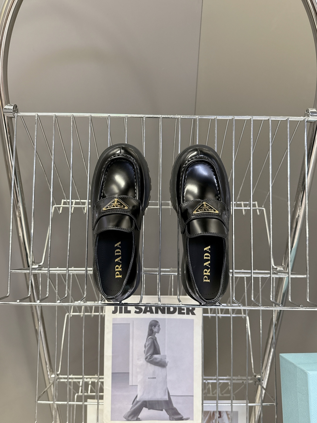 PRADA 普拉达最新款三角标厚底 乐福鞋皮鞋超多明星网红种草 绝对是今年的大爆款贼好看 简约的鞋面设计