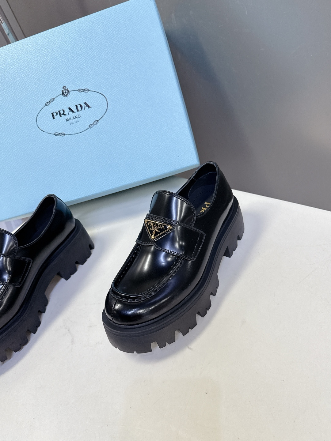 PRADA 普拉达最新款三角标厚底 乐福鞋皮鞋超多明星网红种草 绝对是今年的大爆款贼好看 简约的鞋面设计