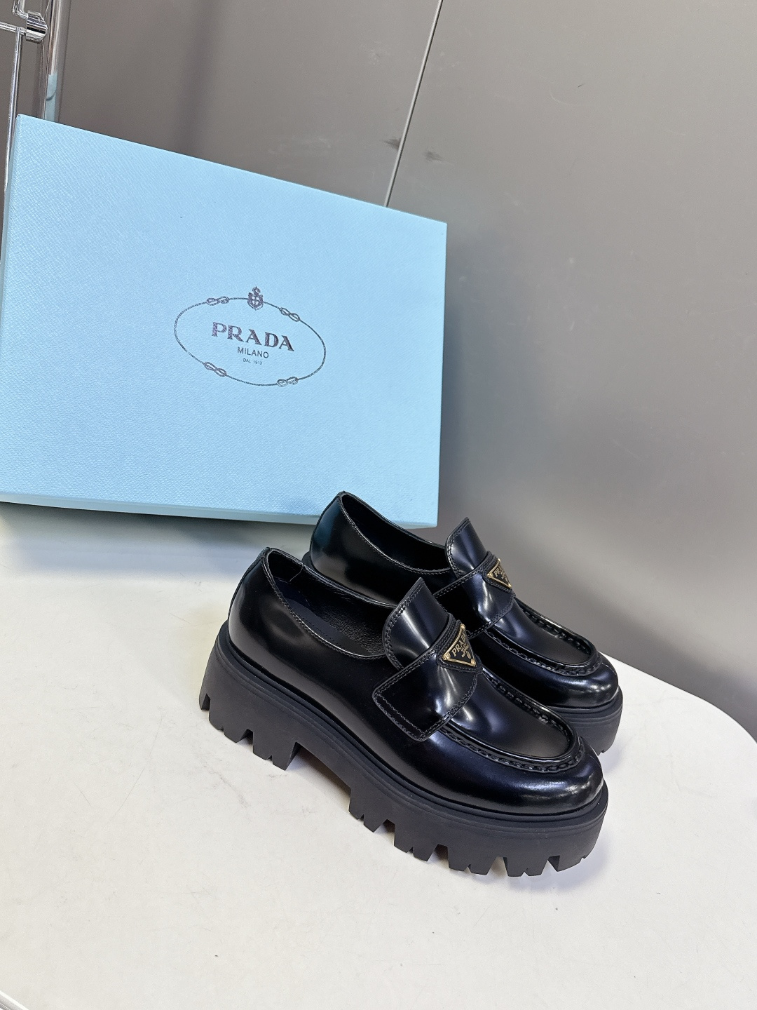 PRADA 普拉达最新款三角标厚底 乐福鞋皮鞋超多明星网红种草 绝对是今年的大爆款贼好看 简约的鞋面设计
