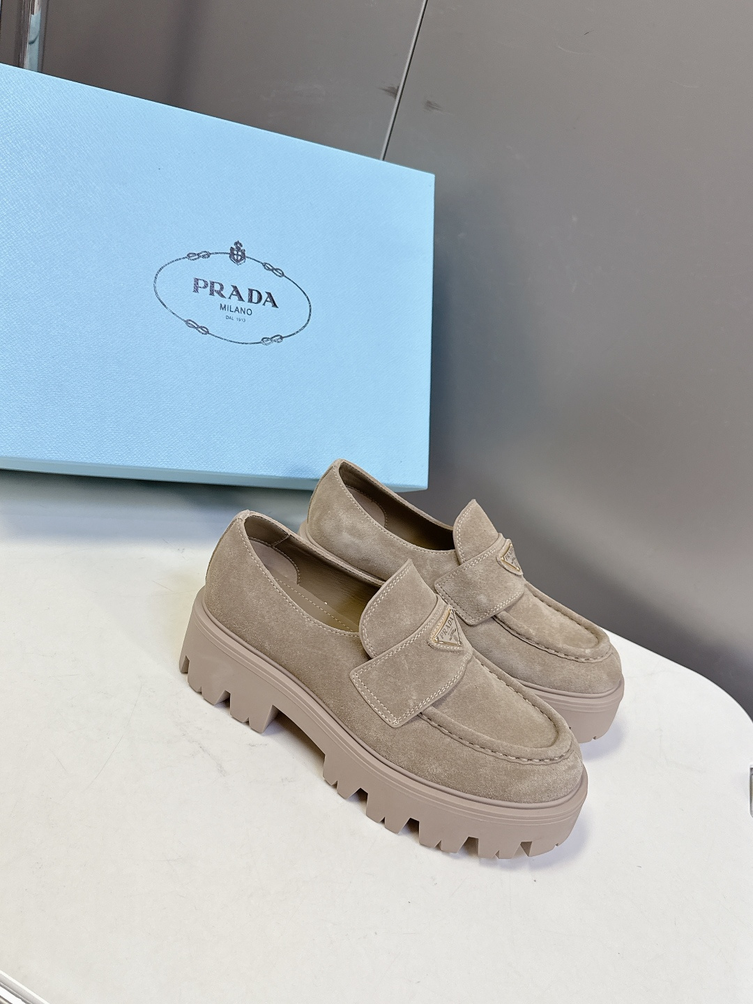 PRADA 普拉达最新款三角标厚底 乐福鞋皮鞋超多明星网红种草 绝对是今年的大爆款贼好看 简约的鞋面设计