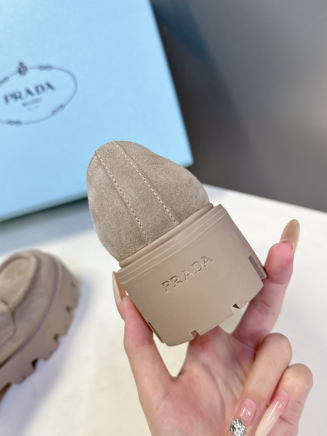 PRADA 普拉达最新款三角标厚底 乐福鞋皮鞋超多明星网红种草 绝对是今年的大爆款贼好看 简约的鞋面设计