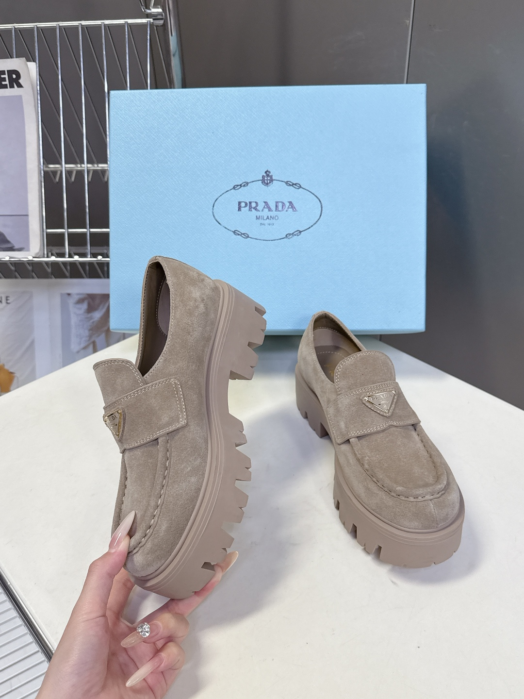 PRADA 普拉达最新款三角标厚底 乐福鞋皮鞋超多明星网红种草 绝对是今年的大爆款贼好看 简约的鞋面设计