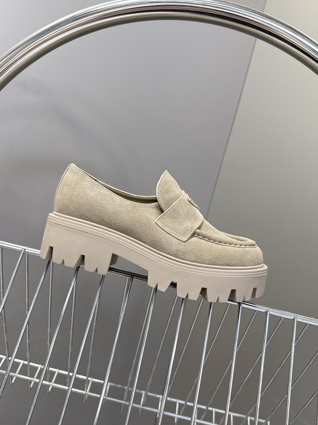 PRADA 普拉达最新款三角标厚底 乐福鞋皮鞋超多明星网红种草 绝对是今年的大爆款贼好看 简约的鞋面设计