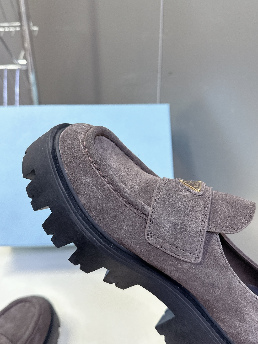 PRADA 普拉达最新款三角标厚底 乐福鞋皮鞋超多明星网红种草 绝对是今年的大爆款贼好看 简约的鞋面设计