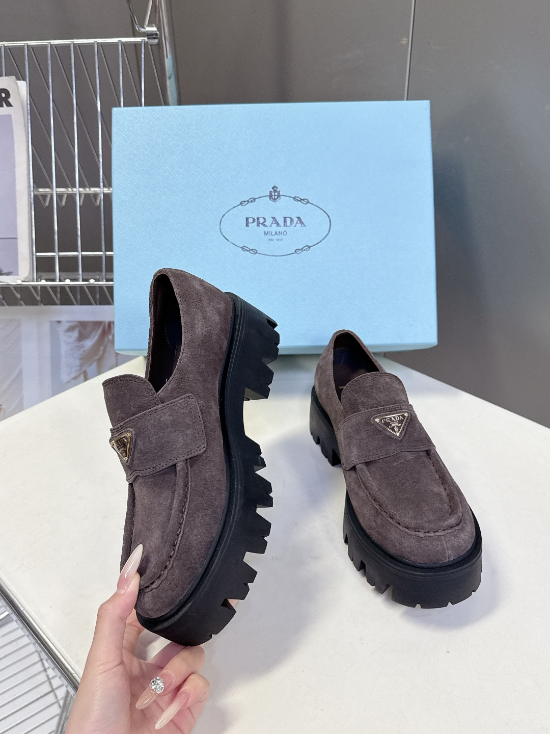 PRADA 普拉达最新款三角标厚底 乐福鞋皮鞋超多明星网红种草 绝对是今年的大爆款贼好看 简约的鞋面设计