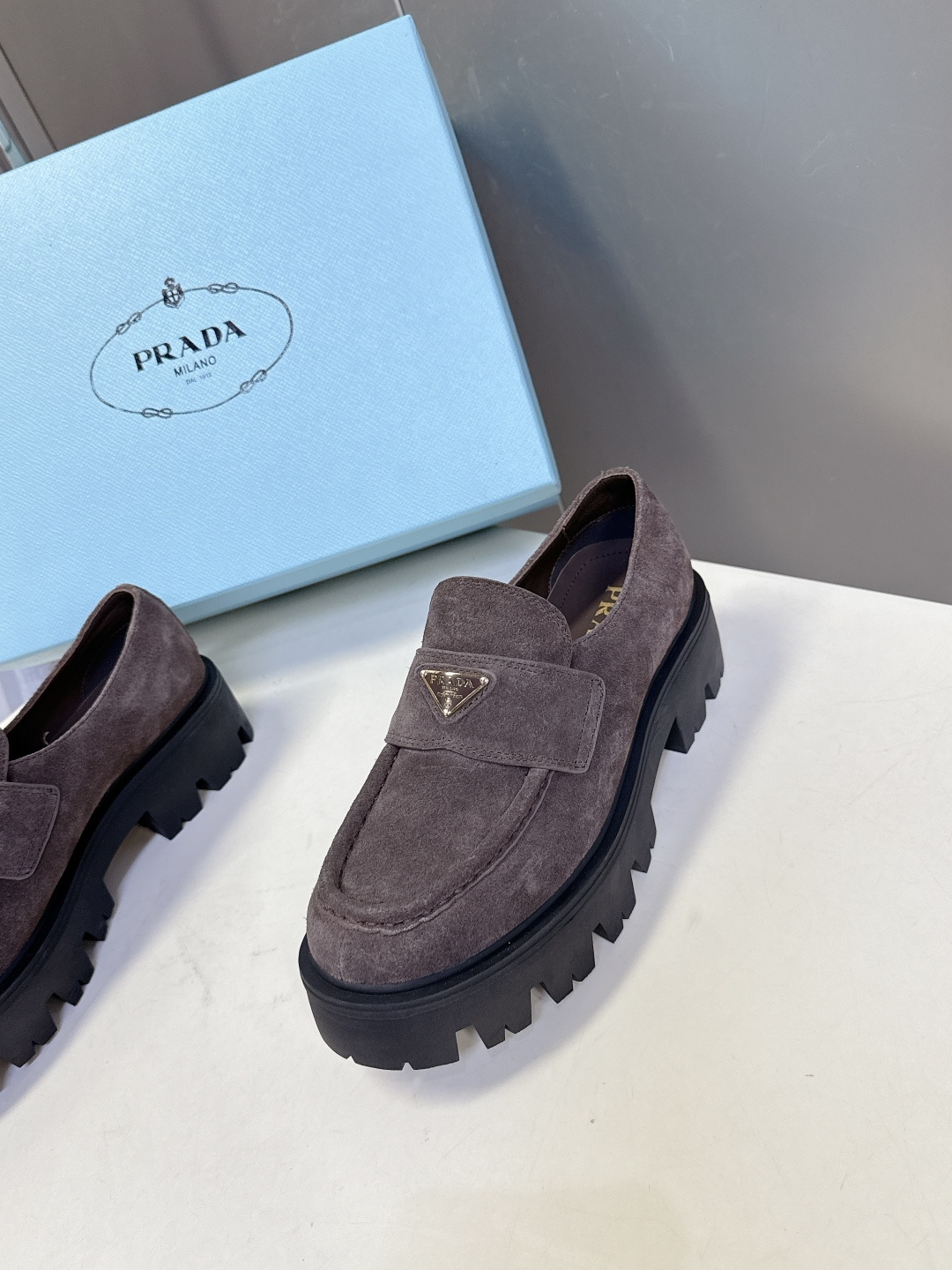 PRADA 普拉达最新款三角标厚底 乐福鞋皮鞋超多明星网红种草 绝对是今年的大爆款贼好看 简约的鞋面设计