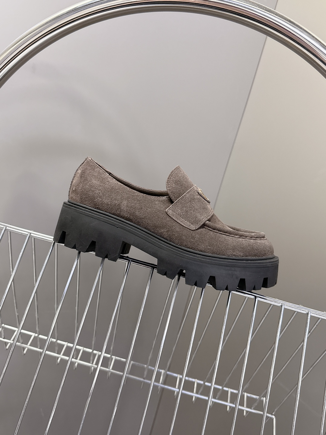 PRADA 普拉达最新款三角标厚底 乐福鞋皮鞋超多明星网红种草 绝对是今年的大爆款贼好看 简约的鞋面设计