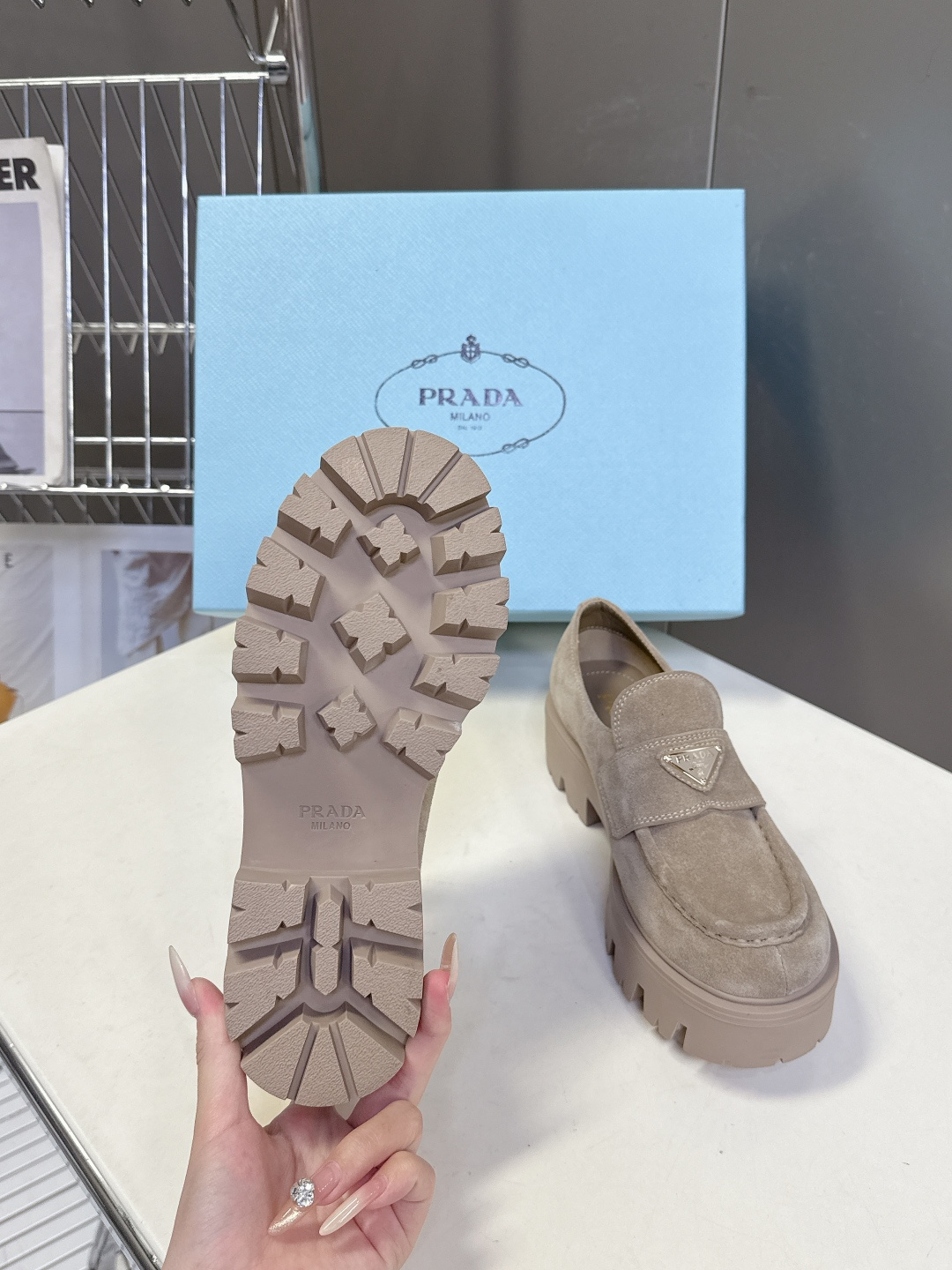 PRADA 普拉达最新款三角标厚底 乐福鞋皮鞋超多明星网红种草 绝对是今年的大爆款贼好看 简约的鞋面设计