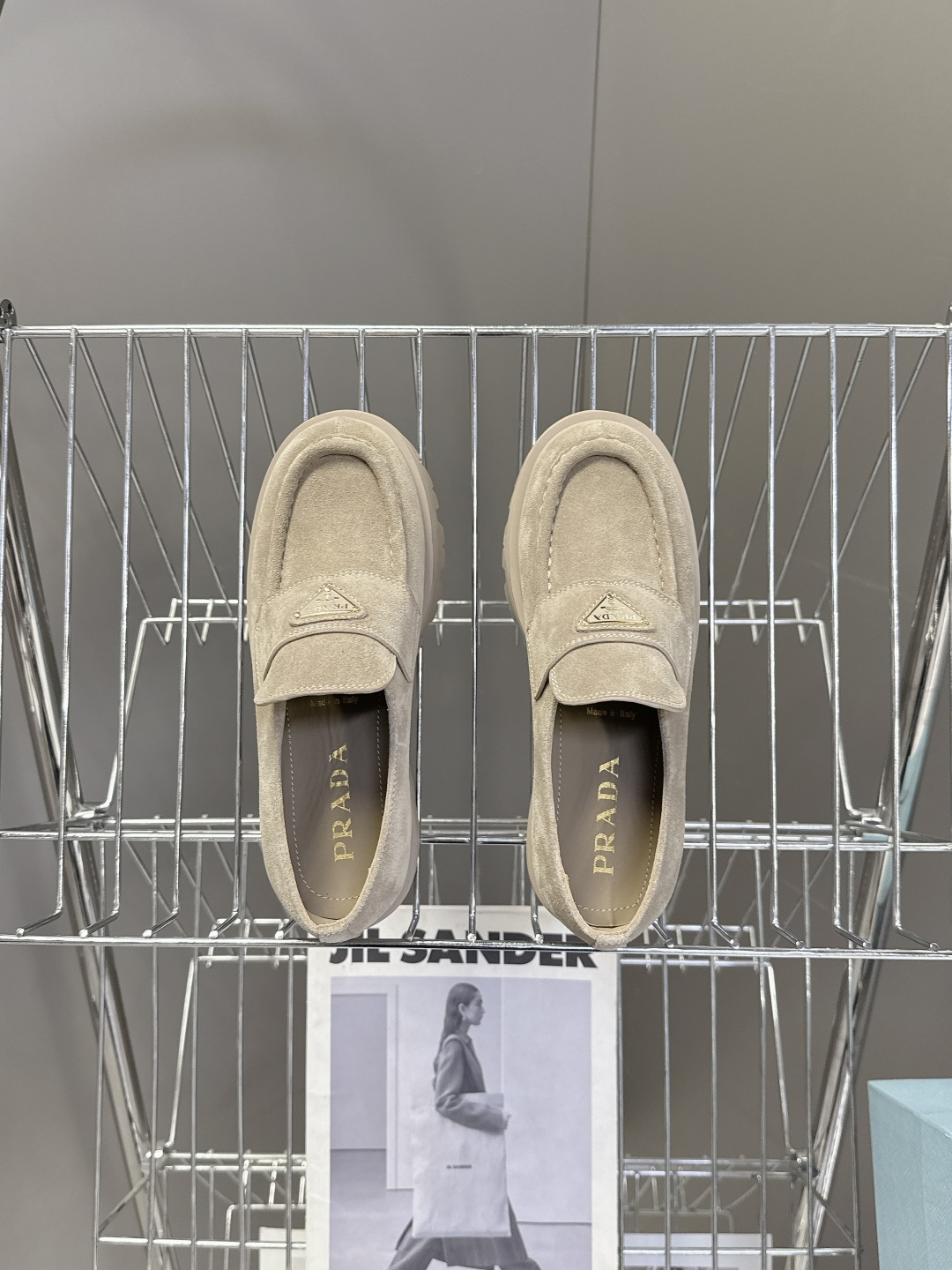 PRADA 普拉达最新款三角标厚底 乐福鞋皮鞋超多明星网红种草 绝对是今年的大爆款贼好看 简约的鞋面设计