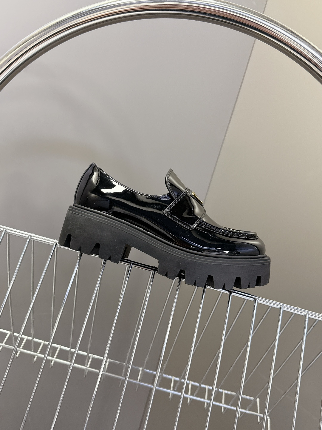 PRADA 普拉达最新款三角标厚底 乐福鞋皮鞋超多明星网红种草 绝对是今年的大爆款贼好看 简约的鞋面设计