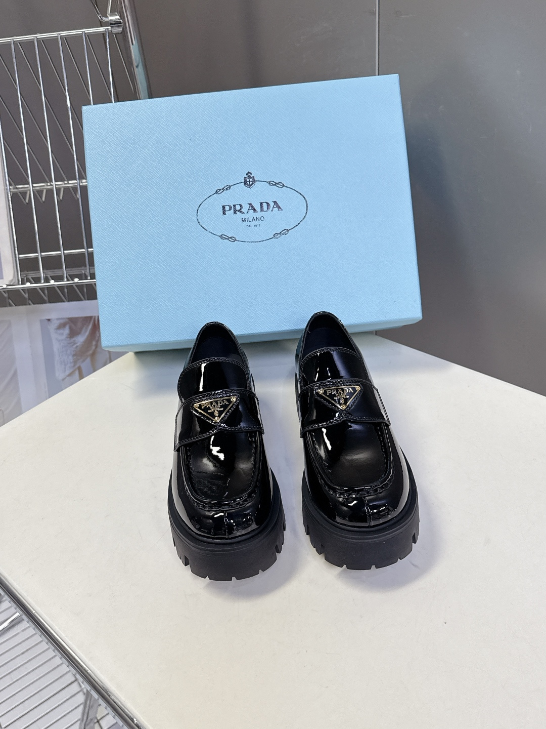 PRADA 普拉达最新款三角标厚底 乐福鞋皮鞋超多明星网红种草 绝对是今年的大爆款贼好看 简约的鞋面设计