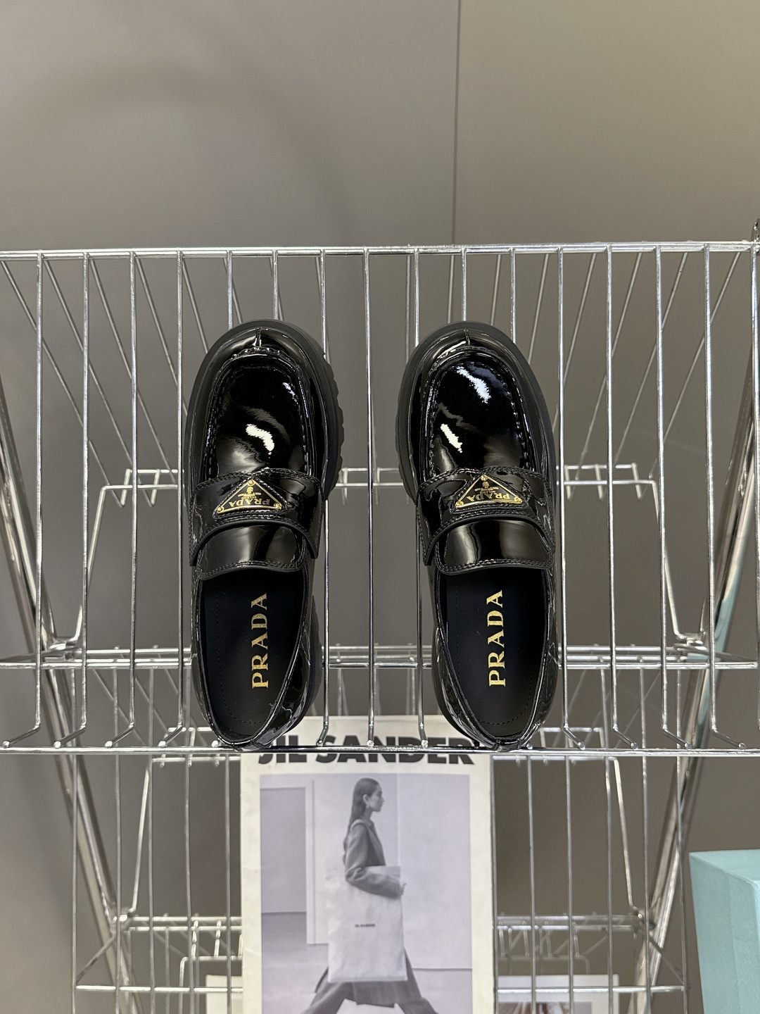 PRADA 普拉达最新款三角标厚底 乐福鞋皮鞋超多明星网红种草 绝对是今年的大爆款贼好看 简约的鞋面设计