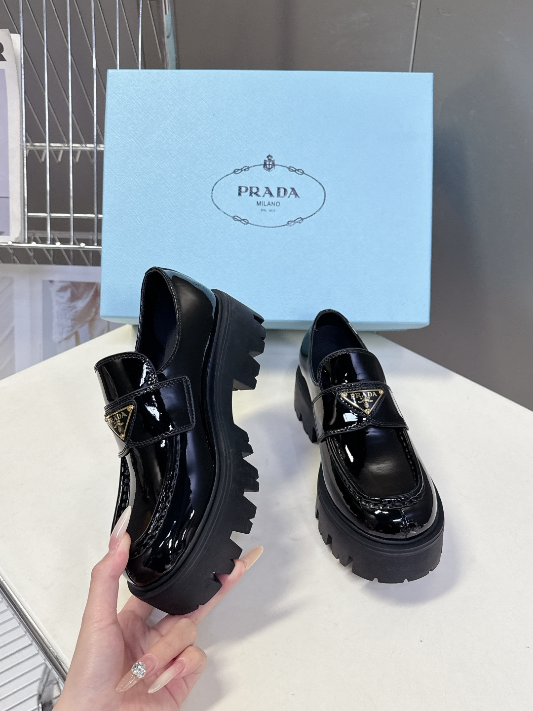 PRADA 普拉达最新款三角标厚底 乐福鞋皮鞋超多明星网红种草 绝对是今年的大爆款贼好看 简约的鞋面设计