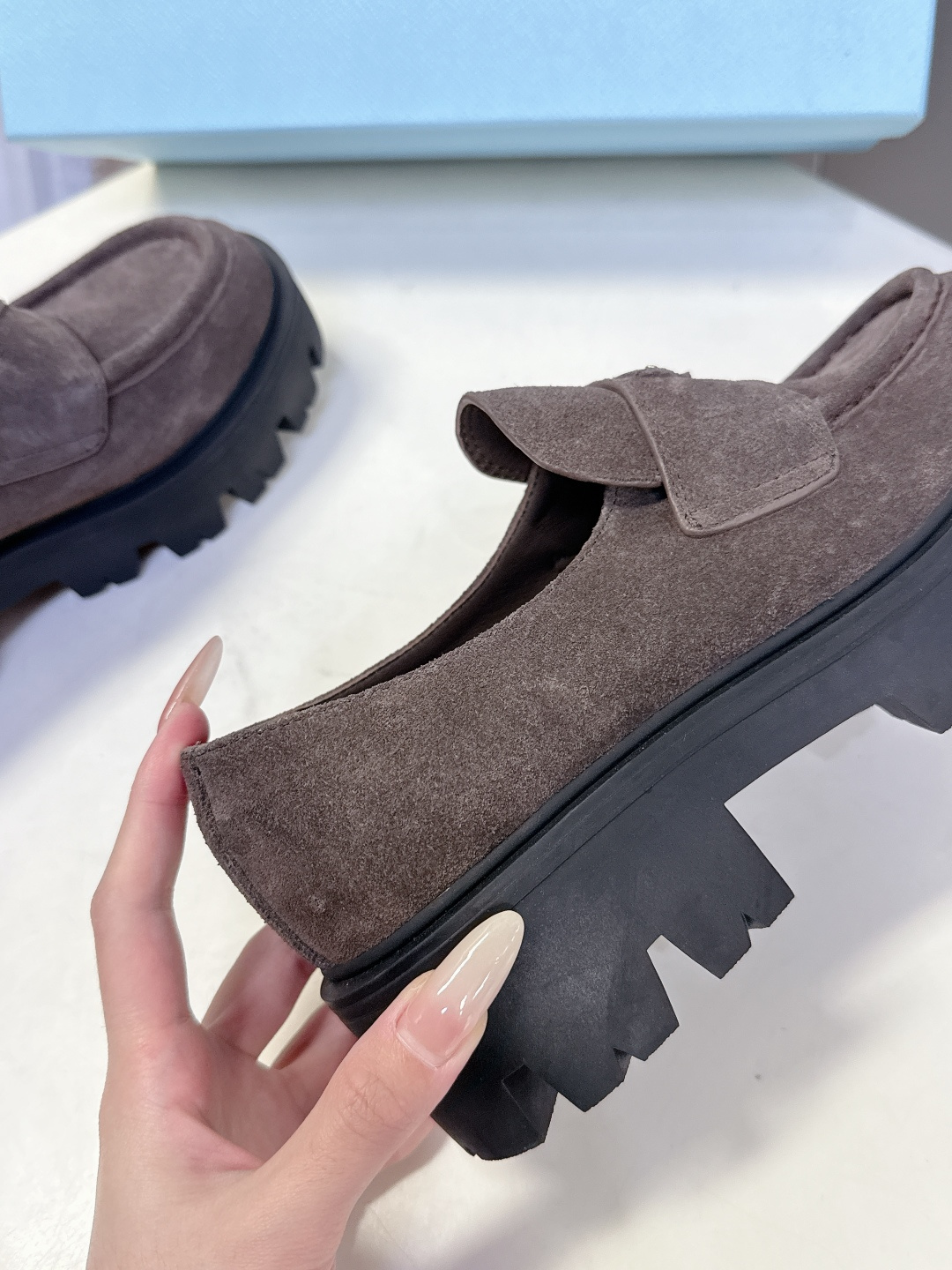 PRADA 普拉达最新款三角标厚底 乐福鞋皮鞋超多明星网红种草 绝对是今年的大爆款贼好看 简约的鞋面设计